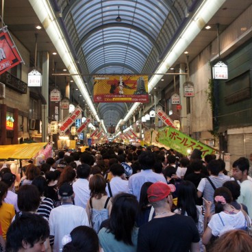 Tenjin Matsuri in Osaka, Festival goers in the Tenjinbashi arcade