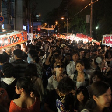 Tenjin Matsuri in Osaka, Festival goers and stands 2