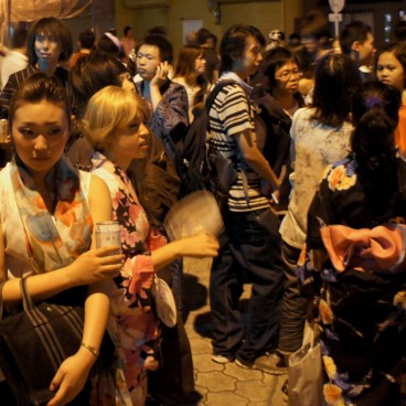 Tenjin Matsuri in Osaka, Festival goers in traditional yukata 3