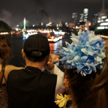 Tenjin Matsuri in Osaka, Viewers of the nightly boat parade 4