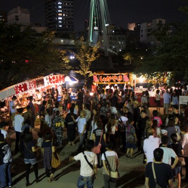 Tenjin Matsuri in Osaka, Festival goers and stands 3