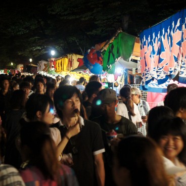 Tenjin Matsuri in Osaka, Festival goers and stands 4