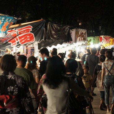 Tenjin Matsuri in Osaka, Festival goers and stands 5