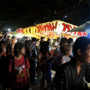 Tenjin Matsuri in Osaka, Festival goers and stands 6