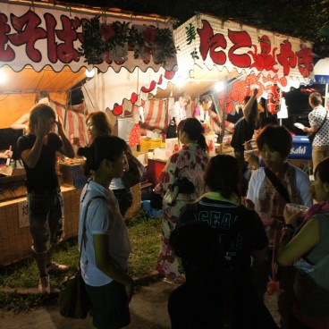 Tenjin Matsuri in Osaka, Festival goers and stands 7