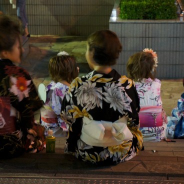 Tenjin Matsuri in Osaka, Festival goers in traditional yukata 4