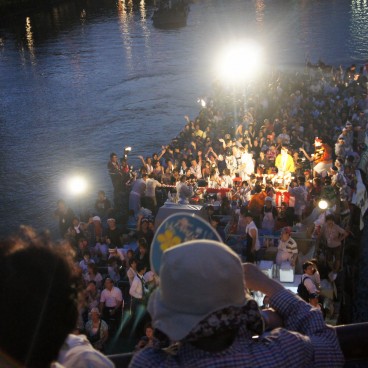 Tenjin Matsuri in Osaka, Viewers of the nightly boat parade 2