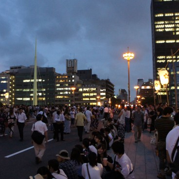 Tenjin Matsuri in Osaka, Viewers of the nightly boat parade 3