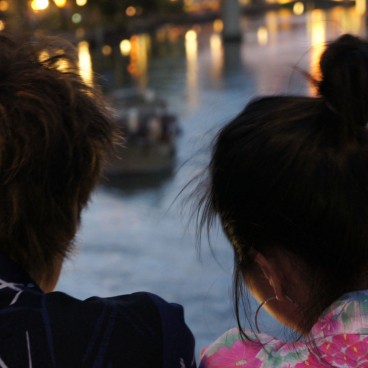 Tenjin Matsuri in Osaka, Viewers of the nightly boat parade