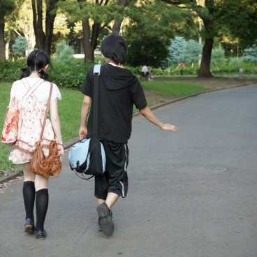 Yoyogi Park in Tokyo, Couple walking in the alley