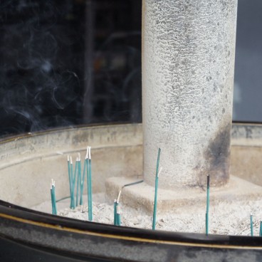 Kurama-dera (Kyoto), Incense offerings in the temple's grounds