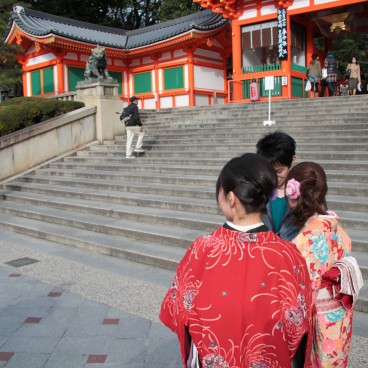 Yasaka-jinja (Kyoto), Stairway at the entrance of the shrine 2
