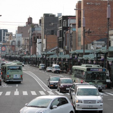 Yasaka-jinja (Kyoto), View on Shijo-dori avenue from the shrine