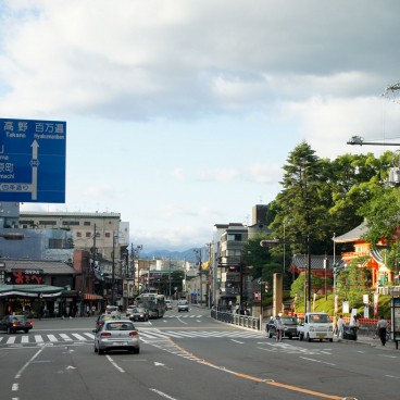 Yasaka-jinja (Kyoto), View on the shrine from the intersection