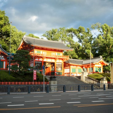 Yasaka-jinja (Kyoto), View on the shrine from the intersection 2