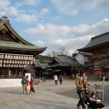 Yasaka-jinja (Kyoto), Pavilions in the shrine's grounds