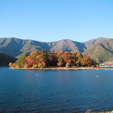 Lake Kawaguchiko (Mount Fuji), View on the lake and the vegetation in autumn