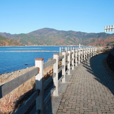 Lake Kawaguchiko (Mount Fuji), View on the lake and the vegetation in autumn 2