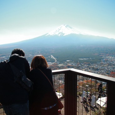 Lake Kawaguchiko (Mount Fuji), Couple watching Mount Fuji in autumn