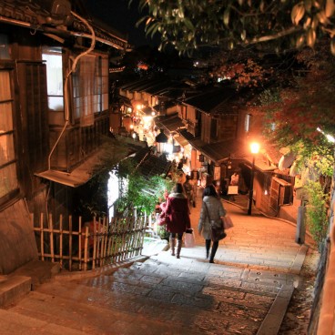 Kiyomizu-dera, Momiji light-up on the slopes
