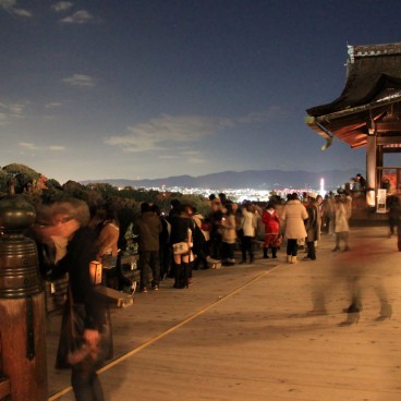 Kiyomizu-dera, Momiji light-up on the Main Hall's platform