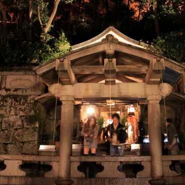 Kiyomizu-dera, Momiji light-up on Otowa Waterfall