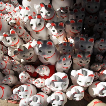 Gotoku-ji (Tokyo), Maneki-Neko cats statues 5