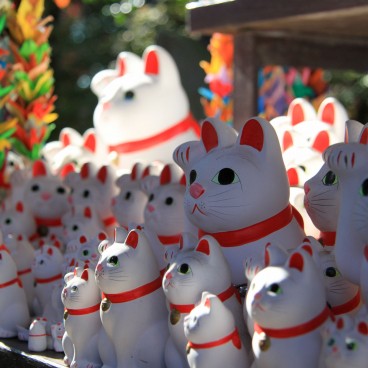 Gotoku-ji (Tokyo), Maneki-Neko cats statues 6