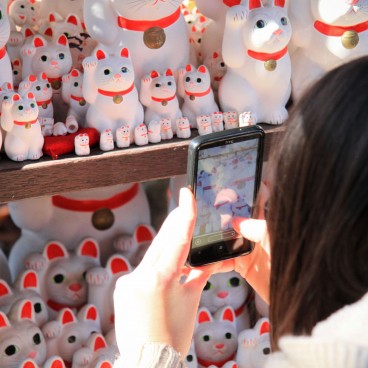 Gotoku-ji (Tokyo), Visitors taking pictures of the Maneki-Neko statues 2