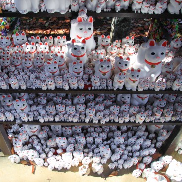 Gotoku-ji (Tokyo), Maneki-Neko cats statues