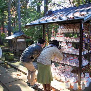 Gotoku-ji (Tokyo), Visitors taking pictures of the Maneki-Neko statues