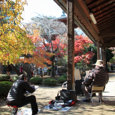 Gotoku-ji (Tokyo), Artists drawing in the temple's grounds in autumn