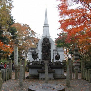 Mount Takao (Tokyo), Stupas and Tengu gods statues