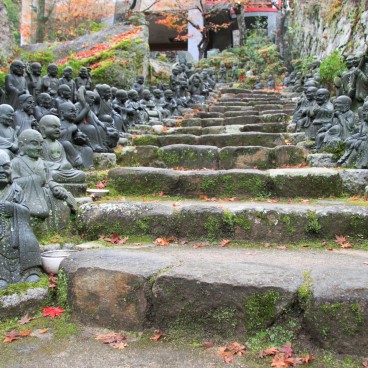 Daisho-in Temple (Miyajima), Stairway sided with dozen of Buddhist statues