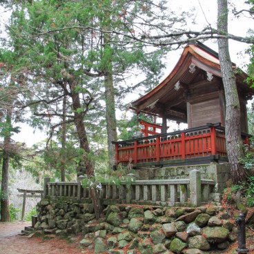 Momijidani Park (Miyajima), A shrine's wooden pavilion