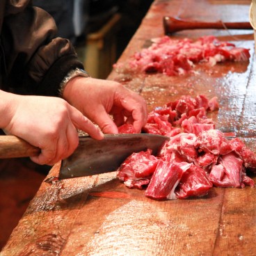 Tsukiji Fish Market, Fishmonger cutting fish