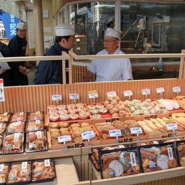 Tsukiji Fish Market, Fresh food seller at the Outer Market