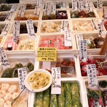 Tsukiji Fish Market, Fresh food seller at the Outer Market 2