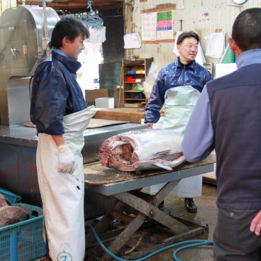 Tsukiji Fish Market, Fishmongers working on a tuna