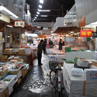 Tsukiji Fish Market, View of the market's alleys before the relocation