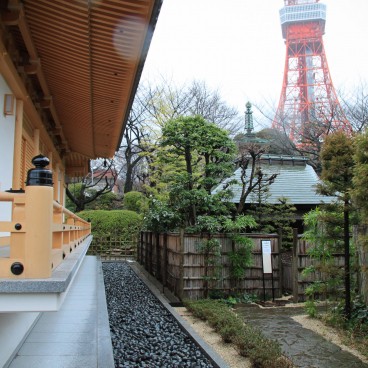 Zojo-ji in Tokyo, View on Tokyo Tower