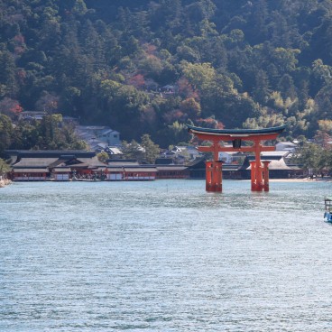Itsukushima-jinja (Miyajima), View on the floating torii and the shrine