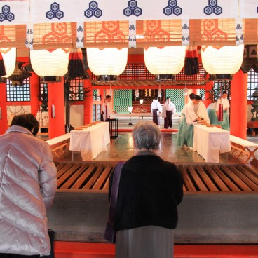 Itsukushima-jinja (Miyajima), Praying visitors