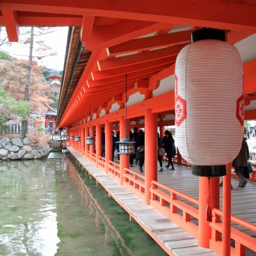 Itsukushima-jinja (Miyajima), Floating covered path in the shrine