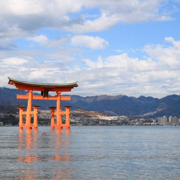 Itsukushima-jinja (Miyajima), Floating torii gate at high tide 3