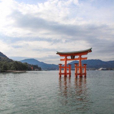 Itsukushima-jinja (Miyajima), Floating torii gate at high tide 2