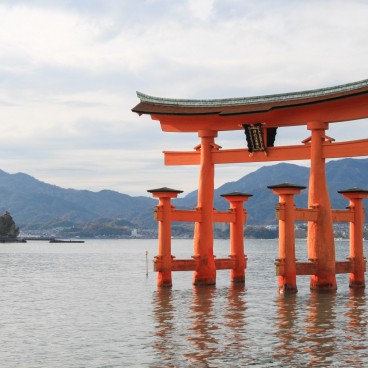 Itsukushima-jinja (Miyajima), Floating torii gate at high tide