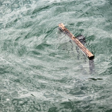Itsukushima-jinja (Miyajima), Immerged sign indicating the level of the tide