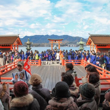 Itsukushima-jinja (Miyajima), Tourists gathered to view the floating torii