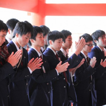 Itsukushima-jinja (Miyajima), Praying visitors 2